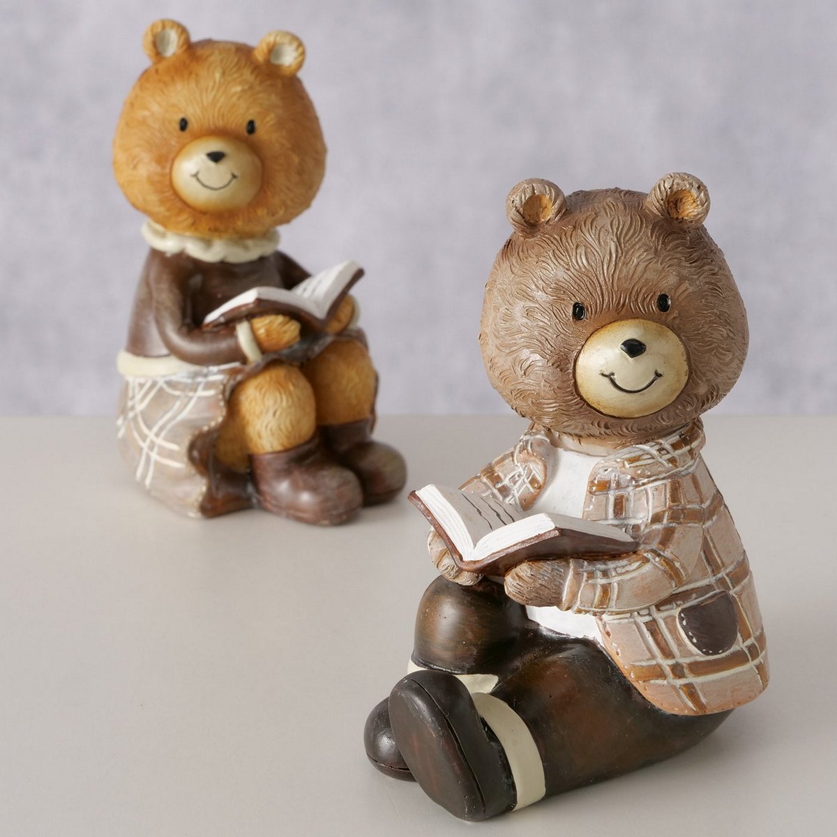 ΑΡΚΟΥΔΑΚΙ 2/ass ΜΕ ΒΙΒΛΙΟ ΦΙΓΟΥΡΑ ΑΓΟΡΙ ΚΟΡΙΤΣΙ Bailey ΚΑΦΕ ΚΟΚΚΙΝΟ 8X5X10cm Polyresin