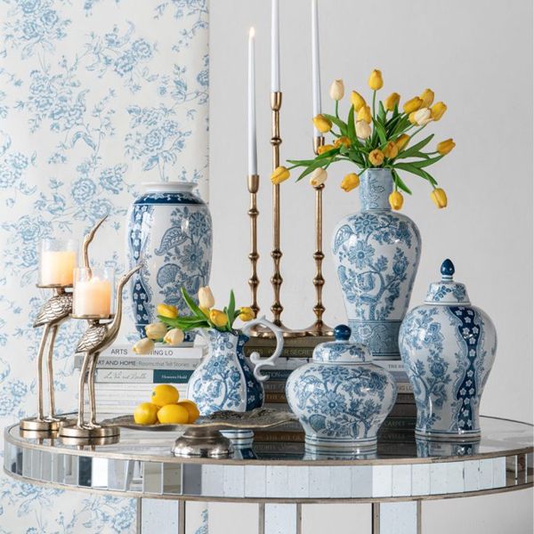 Melania Διακοσμητικό Βάζο από Πορσελάνη σε Άσπρο με Μπλε (19x19x38)cm